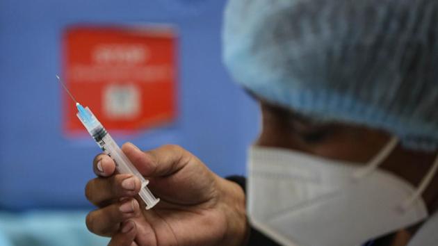 A health worker holds a syringe during a mock drill and dry run of Covid-19 vaccination at a model Covid-19 vaccination centre in Ansari Road, New Delhi, India. (Sanchit Khanna/HT PHOTO) A health worker holds a syringe during a mock drill and dry run of Covid-19 vaccination at a model Covid-19 vaccination centre in Ansari Road, New Delhi, India. (Sanchit Khanna/HT PHOTO)