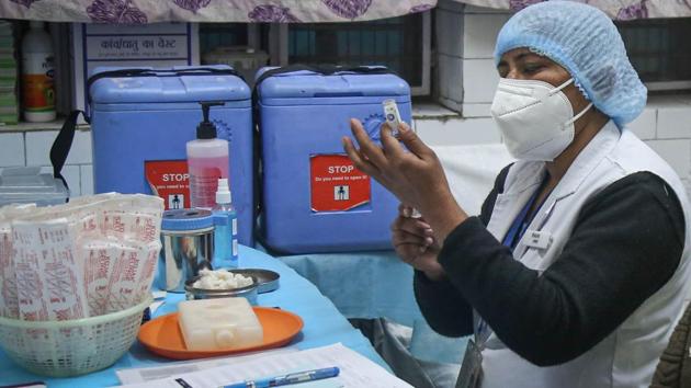 A health worker takes part in a dry run or a mock drill for Covid-19 coronavirus vaccine delivery at a model vaccination centre at Ansari Road in New Delhi on Saturday.(Sanchit Khanna/HT Photo)