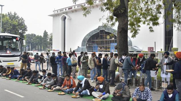 Farmers and their supporters have 'langar', arranged by Delhi Gurdwara Management Committee, outside the Vigyan Bhavan during their talks with the government over farm reform laws in New Delhi on Monday.(PTI Photo) Farmers and their supporters have 'langar', arranged by Delhi Gurdwara Management Committee, outside the Vigyan Bhavan during their talks with the government over farm reform laws in New Delhi on Monday.(PTI Photo)