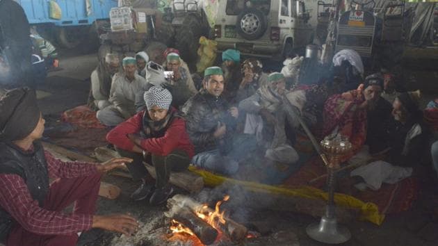 Demonstrators sitting by a bonfire on a winter day during ongoing protests against new farm laws, at Ghazipur border (Delhi-Ghaziabad), India. (Photo by Sakib Ali /Hindustan Times) Demonstrators sitting by a bonfire on a winter day during ongoing protests against new farm laws, at Ghazipur border (Delhi-Ghaziabad), India. (Photo by Sakib Ali /Hindustan Times)