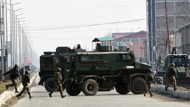 Army personnel during an encounter at Lawaypora in Srinagar on December 30, 2020.(ANI) Army personnel during an encounter at Lawaypora in Srinagar on December 30, 2020.(ANI)