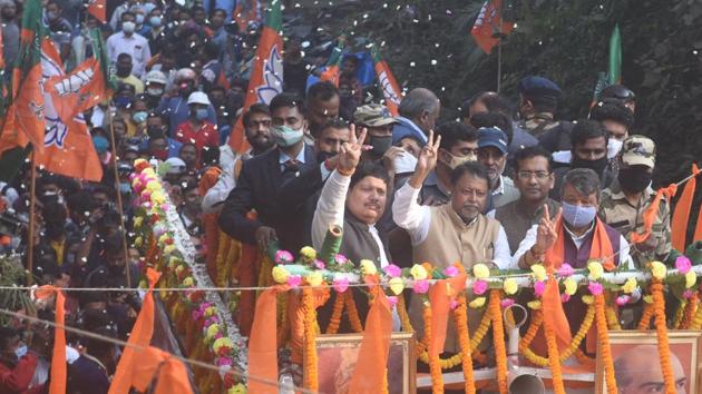 Bhartiya Janata Party (BJP) leaders Arjun Singh (L), Mukul Roy (c) and Kailash Vijayvargiya (R) during a road show in Kolkata on Monday.(Samir Jana/HT PHOTO) Bhartiya Janata Party (BJP) leaders Arjun Singh (L), Mukul Roy (c) and Kailash Vijayvargiya (R) during a road show in Kolkata on Monday.(Samir Jana/HT PHOTO)