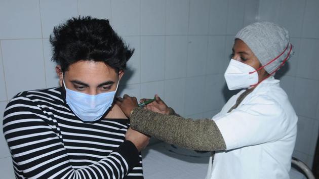 A doctor administers a mock Covid-19 vaccine during a dry run programme at Govt Rajindra Hospital in Patiala on January 3. Poonawalla also said the first 100 million doses of the vaccine were being sold to the government at a special price of ₹200 per dose, after which prices would be higher. (Bharat Bhushan / HT Photo) A doctor administers a mock Covid-19 vaccine during a dry run programme at Govt Rajindra Hospital in Patiala on January 3. Poonawalla also said the first 100 million doses of the vaccine were being sold to the government at a special price of ₹200 per dose, after which prices would be higher. (Bharat Bhushan / HT Photo)