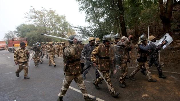 Members of Central Industrial Security Force (CISF) arrive to chase the farmers protesting against newly passed agricultural reforms on a national highway at Dharuhera in the northern state of Haryana, India.(Reuters) Members of Central Industrial Security Force (CISF) arrive to chase the farmers protesting against newly passed agricultural reforms on a national highway at Dharuhera in the northern state of Haryana, India.(Reuters)