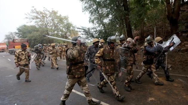 Police records showed that a total of nine people, including Sikh saint Baba Ram Singh, have died at the Kundli-Singhu border, while 10 have died at Tikri border so far.(REUTERS)