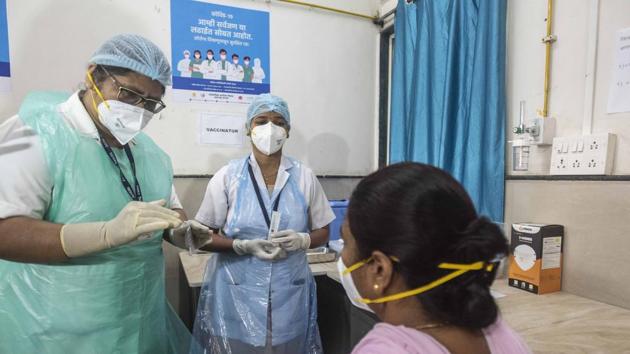 Health workers and candidate during Covid-19 vaccine dry run at District Hospital, Aundh, in Pune. (Pratham Gokhale/HT Photo) Health workers and candidate during Covid-19 vaccine dry run at District Hospital, Aundh, in Pune. (Pratham Gokhale/HT Photo)