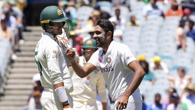 Australia's Mitchell Starc, left, and India's Ravichandran Ashwin exchange words during play on day four of the second cricket test between India and Australia at the Melbourne Cricket Ground.(AP)