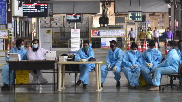 Brihanmumbai Municipal Corporation (BMC) health workers waiting for outstation train passengers at Chhatrapati Shivaji Maharaj Terminus in Mumbai on January 4. From November 25 to December 23, 2020, about 33,000 travellers disembarked at various Indian airports from the UK. All of them are being tracked and subjected by states to RT-PCR tests to detect Covid-19. (Anshuman Poyrekar / HT Photo) 