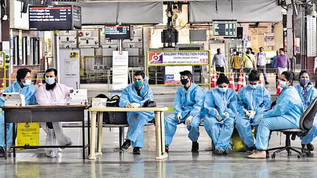 BMC health workers waiting for outstation train passengers to conduct the rapid antigen test at CSMT. (Anshuman Poyrekar/HT Photo) BMC health workers waiting for outstation train passengers to conduct the rapid antigen test at CSMT. (Anshuman Poyrekar/HT Photo)