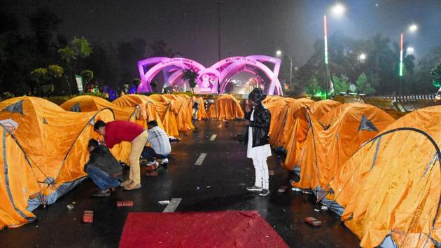 Noida: Farmers setup makeshift tents at Chilla border during the ongoing protest against the new farm laws, in Noida, Monday, Jan. 4, 2021. (PTI Photo)(PTI01_04_2021_000200B)(PTI)