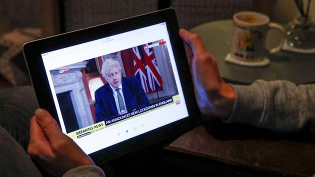 Teacher Wendy Couldridge watches Boris Johnson’s address on the Covid-19 nationwide lockdown, in Hertford on January 4. Johnson said a new, more contagious variant of the coronavirus first identified in the United Kingdom and now present in many other countries was spreading at great speed and immediate action was needed to slow it down. (Andrew Couldridge / REUTERS) Teacher Wendy Couldridge watches Boris Johnson’s address on the Covid-19 nationwide lockdown, in Hertford on January 4. Johnson said a new, more contagious variant of the coronavirus first identified in the United Kingdom and now present in many other countries was spreading at great speed and immediate action was needed to slow it down. (Andrew Couldridge / REUTERS)