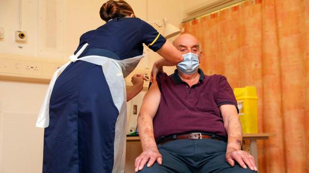 Brian Pinker, 82, receives the Oxford University/AstraZeneca Covid-19 vaccine at the Churchill Hospital in Oxford on January 4. The lockdown was announced just hours after the government hailed Britain’s success in becoming the first country to begin rolling out the vaccine developed by Oxford University and AstraZeneca. (Steve Parsons / POOL / AFP) Brian Pinker, 82, receives the Oxford University/AstraZeneca Covid-19 vaccine at the Churchill Hospital in Oxford on January 4. The lockdown was announced just hours after the government hailed Britain’s success in becoming the first country to begin rolling out the vaccine developed by Oxford University and AstraZeneca. (Steve Parsons / POOL / AFP)