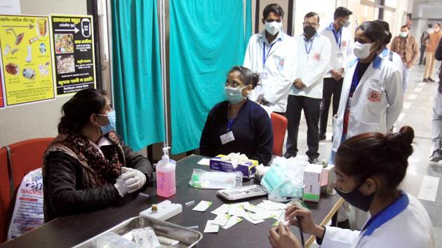 Authorities at King George Medical University conduct the dry run of Covid-19 vaccination drive in Lucknow .(ANI)