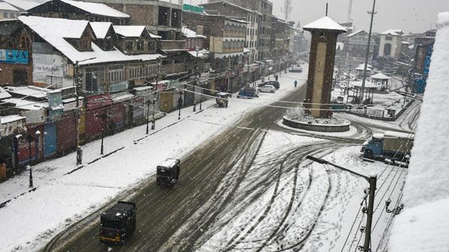 An aerial view of snow-covered roads at Lal Chowk after fresh snowfall in Srinagar.(PTI) An aerial view of snow-covered roads at Lal Chowk after fresh snowfall in Srinagar.(PTI)