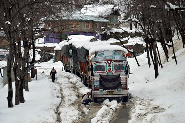 Trucks stranded at Srinagar-Jammu national highway during heavy snowfall in Qazigund on Tuesday.(ANI)