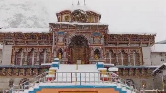 Badrinath shrine in Chamoli district covered in snow on Tuesday.(HT PHOTO.) Badrinath shrine in Chamoli district covered in snow on Tuesday.(HT PHOTO.)