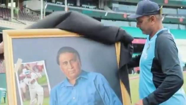 India head coach Ravi Shastri unveils the portrait of former captain Sunil Gavaskar(Twitter)