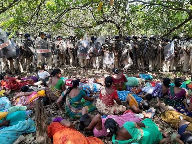 Women chose to lie down on the path leading to the proposed site for IIT-Goa campus on Wednesday.(HT photo)