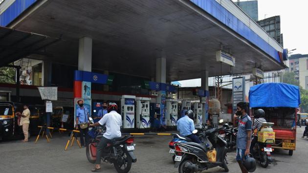 A view at a petrol pump in Thane, Maharashtra. ( Praful Gangurde/ HT Photo )