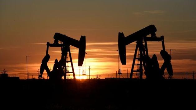 Meanwhile US crude oil inventories dropped by 1.7 million barrels in the week to Jan. 1 to 491.3 million barrels, data from industry group the American Petroleum Institute showed late on Tuesday.(Reuters file photo)