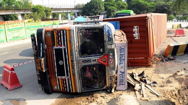The speeding truck crushed two people on a bike when it overturned at a turn on Jaipur Delhi national highway.(HT Photo/Representational) The speeding truck crushed two people on a bike when it overturned at a turn on Jaipur Delhi national highway.(HT Photo/Representational)