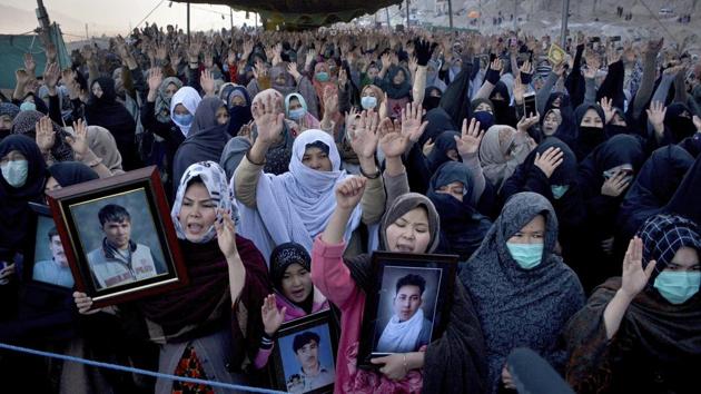 People from the Shia Hazara community chant slogans during a sit-in to protest the killing of coal mine workers by gunmen near the Machh coal field, in Quetta, Pakistan on January 6.(AP) People from the Shia Hazara community chant slogans during a sit-in to protest the killing of coal mine workers by gunmen near the Machh coal field, in Quetta, Pakistan on January 6.(AP)