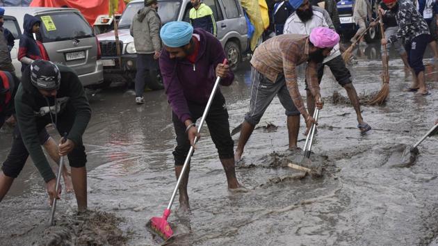 Farmers make their protest waterproof at Singhu border | Hindustan Times
