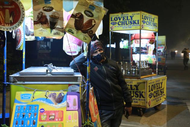 Ice cream vendors at India Gate say they have stocked up on cold treats, but regulars aren’t turning up like previous years.(Photo: Manoj Verma/HT)