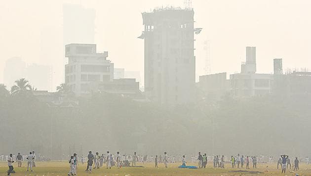 Smoggy weather at Shivaji Park, Dadar, on Tuesday. (Satyabrata Tripathy/HT Photo) Smoggy weather at Shivaji Park, Dadar, on Tuesday. (Satyabrata Tripathy/HT Photo)