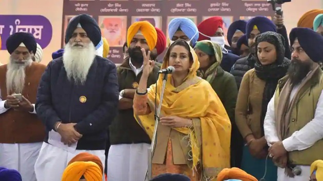 Shiromani Akali Dal (SAD) MP from Bathinda Harsimrat Kaur Badal along with SAD leaders and workers, addresses a gathering over the new farm laws at Golden gate, in Amritsar, Punjab, India.(Photo by Sameer Sehgal/Hindustan Times)