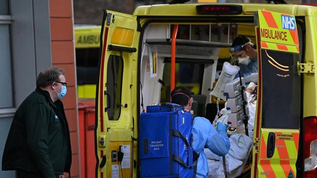 On Wednesday, the daily number of deaths from Covid-19 across the United Kingdom surpassed 1,000 for the first time since April. The country’s total Covid-19 death toll since the start of the pandemic is over 77,300, the highest in Europe. (AFP Photo) On Wednesday, the daily number of deaths from Covid-19 across the United Kingdom surpassed 1,000 for the first time since April. The country’s total Covid-19 death toll since the start of the pandemic is over 77,300, the highest in Europe. (AFP Photo)