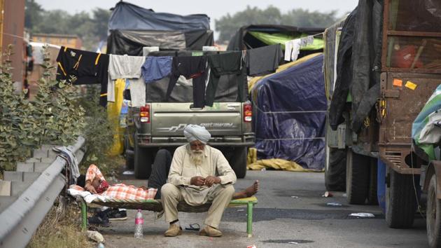 Farmers camped on NH-48 in Rewari near Gurugram on January 4. Delhi’s borders with Haryana and Uttar Pradesh continue to remain closed at several points due to the ongoing agitation. (Parveen Kumar / HT Photo) 