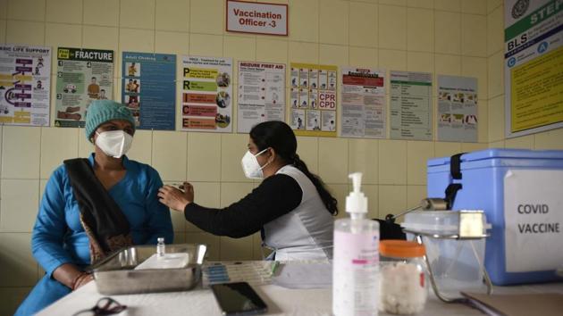 A health worker and participant during a dry run of the Covid-19 vaccination programme in Gurugram.(Parveen Kumar/Hindustan Times)
