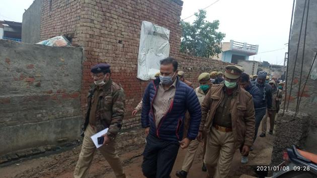 Bulandshahr DM Ravindra Kumar and SSP SK Singh visit the village.(HT photo) Bulandshahr DM Ravindra Kumar and SSP SK Singh visit the village.(HT photo)