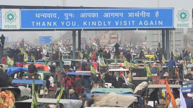 Farmers on tractors crossing a toll plaza during a rally towards Singhu border from Tikri, in protest against new farm law in New Delhi.(Vipin Kumar/HT PHOTO) Farmers on tractors crossing a toll plaza during a rally towards Singhu border from Tikri, in protest against new farm law in New Delhi.(Vipin Kumar/HT PHOTO)