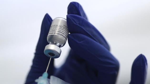 A healthcare worker prepares a Pfizer coronavirus disease (COVID-19) vaccination in Los Angeles, California, U.S., January 7, 2021. REUTERS/Lucy Nicholson/File Photo A healthcare worker prepares a Pfizer coronavirus disease (COVID-19) vaccination in Los Angeles, California, U.S., January 7, 2021. REUTERS/Lucy Nicholson/File Photo