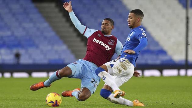 Liverpool:West Ham's Sebastien Haller, left, challenges for the ball with Everton's Mason Holgate during the English Premier League soccer match between Everton and West Ham at Goodison Park.(AP) Liverpool:West Ham's Sebastien Haller, left, challenges for the ball with Everton's Mason Holgate during the English Premier League soccer match between Everton and West Ham at Goodison Park.(AP)