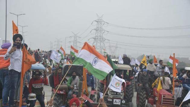 Farmers atop their tractors raise slogans in protest against new farm laws, at Ghaziabad Eastern Peripheral Expressway, in Dasna, Ghaziabad(Sakib Ali/HT Photo) Farmers atop their tractors raise slogans in protest against new farm laws, at Ghaziabad Eastern Peripheral Expressway, in Dasna, Ghaziabad(Sakib Ali/HT Photo)