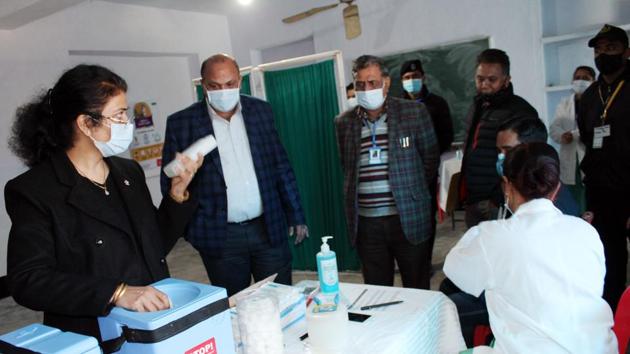 Covid-19 vaccine dry run in progress at a zonal hospital in Mandi on Friday.(Birbal Sharma/HT)