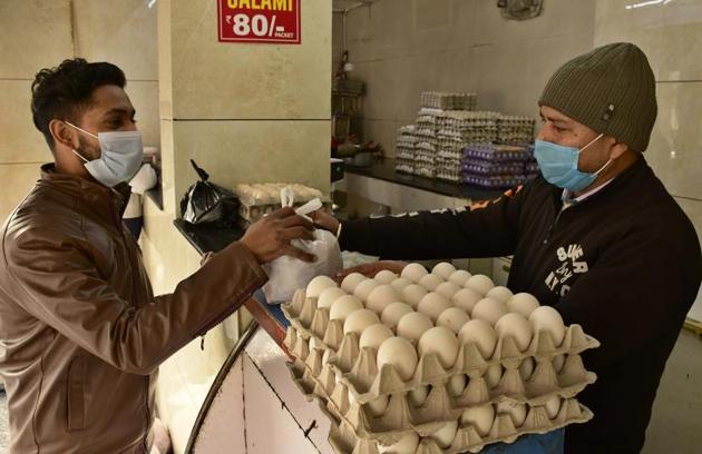 While there are no confirmed cases of bird flu in Punjab, traders say fewer customers were turning up to buy poultry products, such as raw chicken and eggs. (Harsimar Pal Singh/HT)