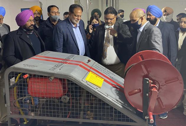 Mayor Balkar Sandhu and MC commissioner Pardeep Sabharwal during the Loan Mela at the indoor stadium, Pakhowal Road, in Ludhiana on Thursday. (HT Photo) Mayor Balkar Sandhu and MC commissioner Pardeep Sabharwal during the Loan Mela at the indoor stadium, Pakhowal Road, in Ludhiana on Thursday. (HT Photo)
