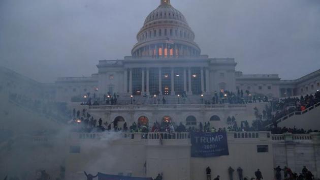 Police officers stand guard as supporters of US President Donald Trump gather in front of the US Capitol Building in Washington.(REUTERS) Police officers stand guard as supporters of US President Donald Trump gather in front of the US Capitol Building in Washington.(REUTERS)