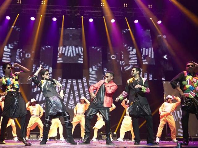 Vivaan Shah, Sonu Sood, Shah Rukh Khan, Honey Singh, Abhishek Bachchan and Boman Irani perform in New Jersey during their SLAM! tour.