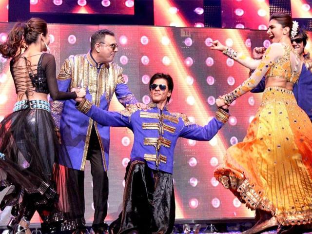 Deepika-swoons-over-Shah-Rukh-Khan-in-Happy-New-Year