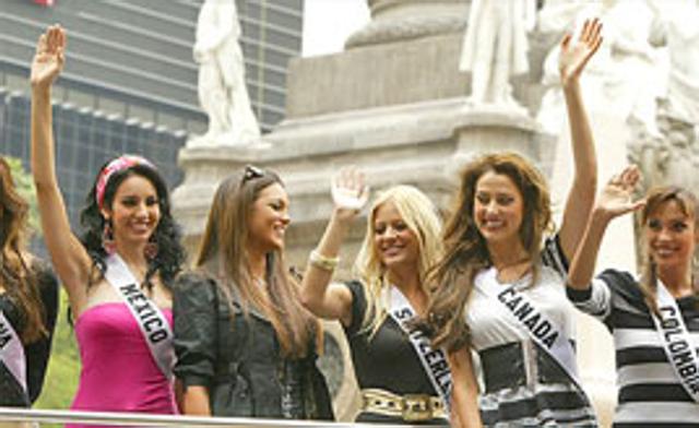 (L-R) Daniela Stucan, Miss Argentina 2007, Rosa Maria Ojeda, Miss Mexico 2007, Zuleyka Rivera, Miss Universe 2006, Chista Rigozzi, Miss Switzerland 2007, Inga Skaya Miss Canada and Eileen Roca, Miss Colombia 2007 wave at photographers.