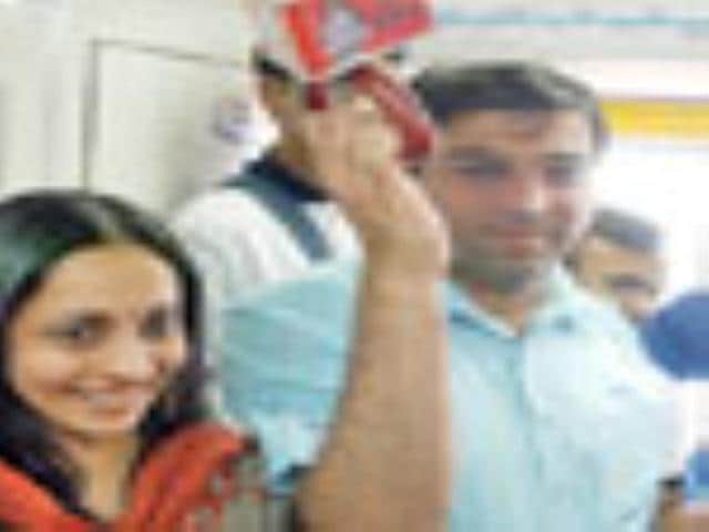 In the limelight: Grandmaster Vishwanathan Anand and wife Aruna enjoying a ride in the Capital's metro.