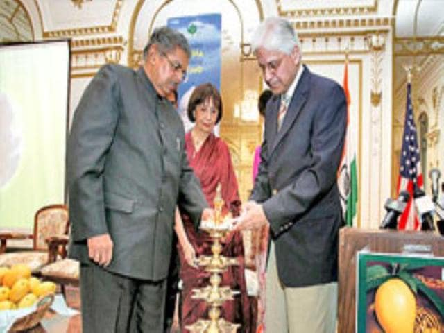 Vyalar Ravi, minister for Overseas Indian Affairs, at a function on Indian mangoes in New York.