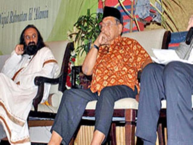 Sri Sri Ravi Shankar and moderate Indonesian Islamic leader Abdurrahman Wahid (C) look on as Rabbi Daniel Landes (R) delivers a speech at a conference in Bali meant to promote religious tolerance.