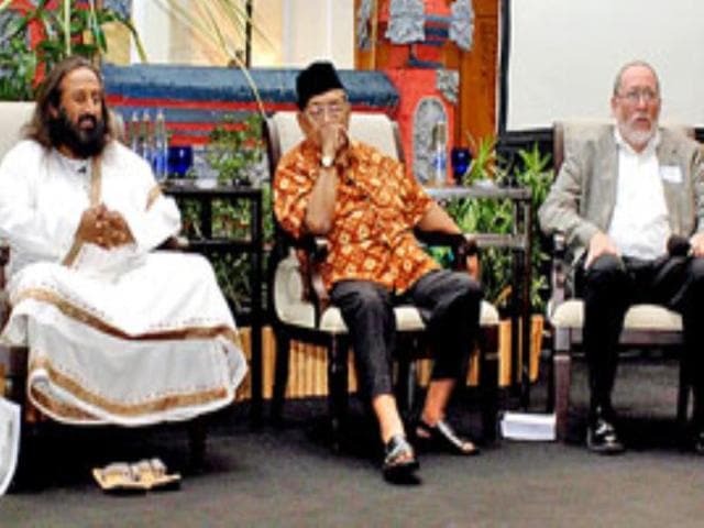 Rabbi Daniel Landes (R), director of the Institute of Jewish Studies in Jerusalem, former Indonesian president and a moderate Islamic leader Abdurrahman Wahid (C), and Sri Sri Ravi Shankar at a conference to promote religious tolerance in Jimbaran on Bali island, June 12, 2007.