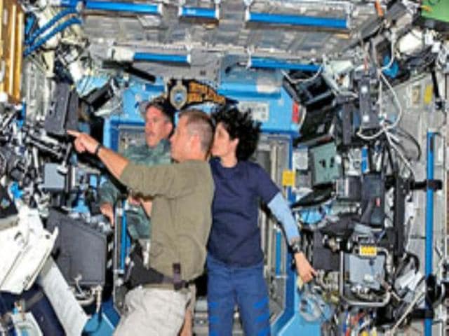 Atlantis astronauts Steven Swanson, Jim Reilly and ISS astronaut Sunita L Williams in a ISS lab.
